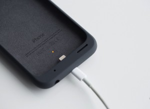 apple-smart-battery-case-charging-led-960x640